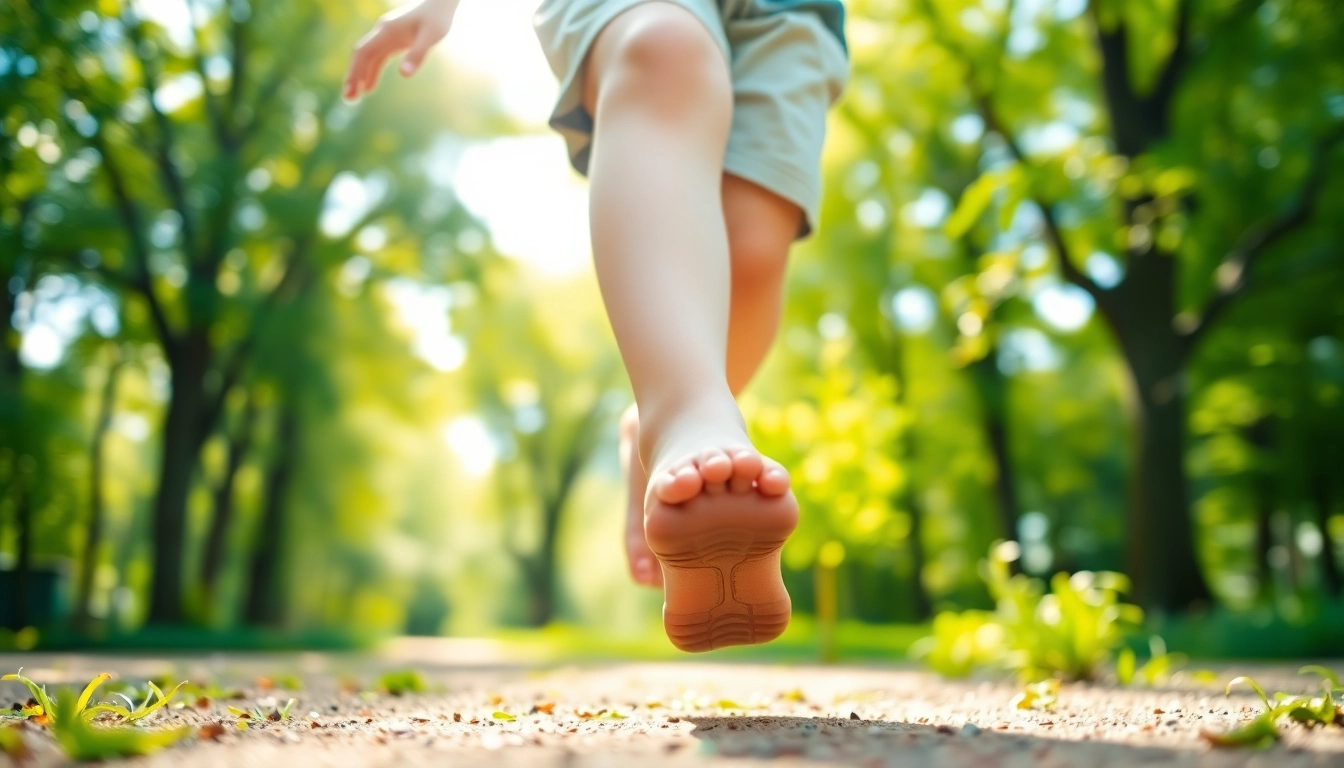 Kinder spielen aktiv in Barfußschuhe Kinder im Freien, die Komfort und Flexibilität zeigen.